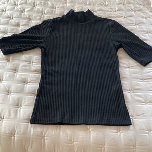 Women’s short sleeve knit top